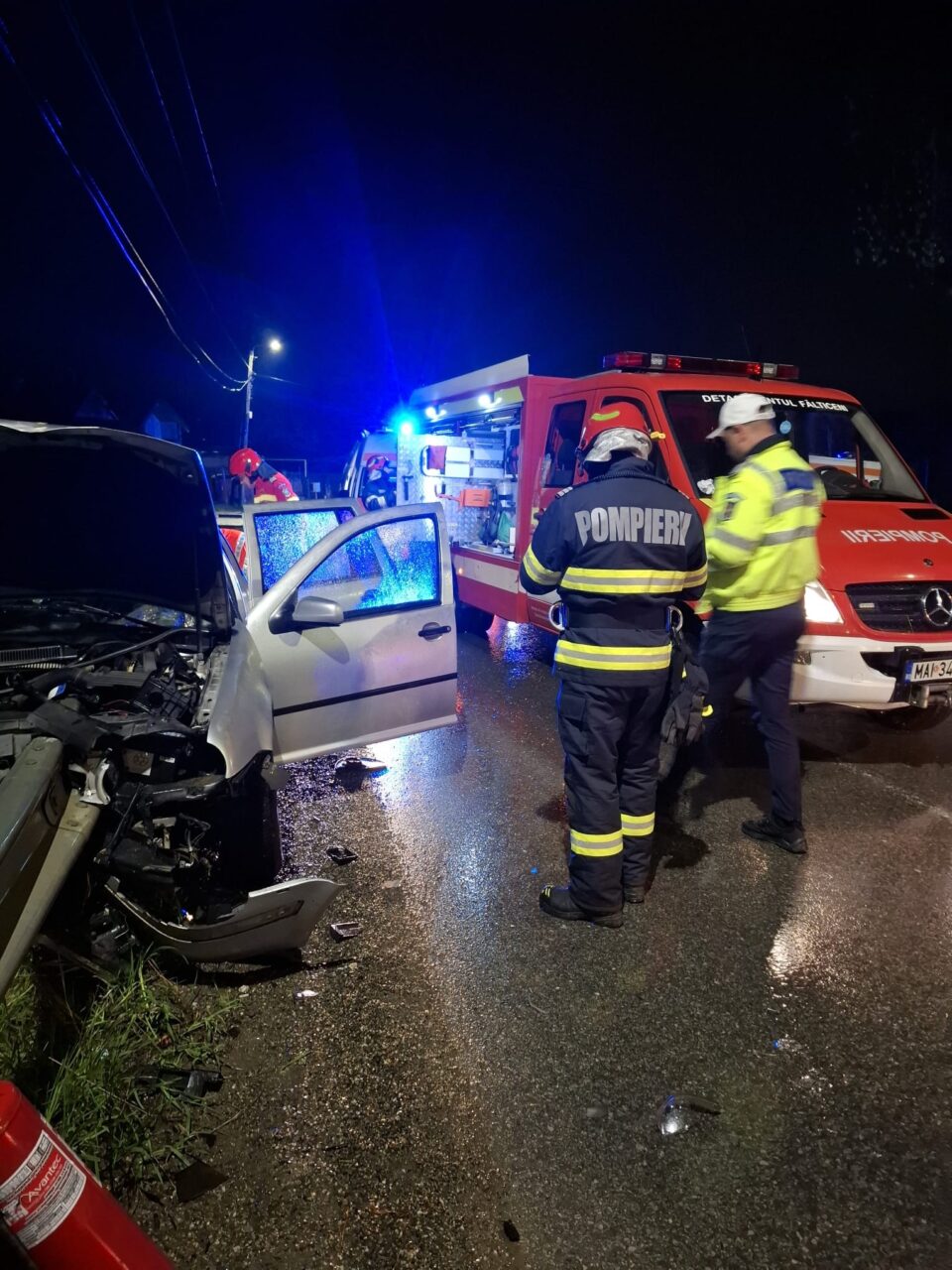 Accident grav la Fălticeni, după ce o mașină s-a izbit într-un parapet