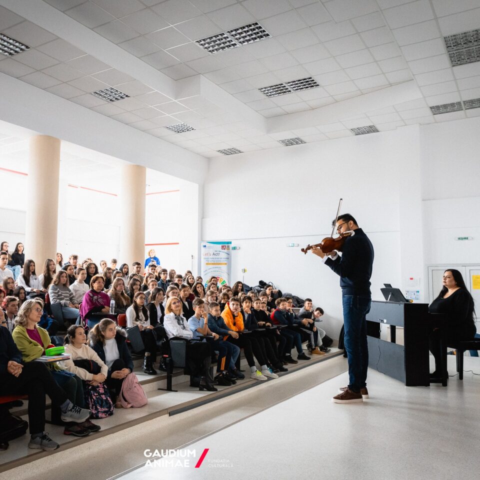 „Un Stradivarius în școli” ajunge la Liceul „Ion Luca” Vatra Dornei. Răzvan Stoica (vioara Stradivarius ex Ernst 1729) și Andreea Stoica (pian) se vor întâlni cu elevii
