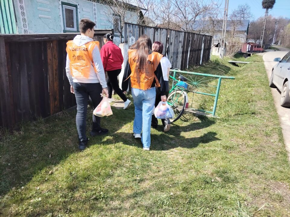 Campania „Ne pasă! Vă suntem alături!” a tinerilor ATOS a continuat în forță de Sărbătorile Sfintelor Paști!