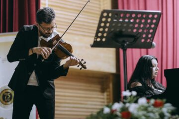 „Un Stradivarius în școli” ajunge la Liceul „Ion Luca” Vatra Dornei. Răzvan Stoica (vioara Stradivarius ex Ernst 1729) și Andreea Stoica (pian) se vor întâlni cu elevii