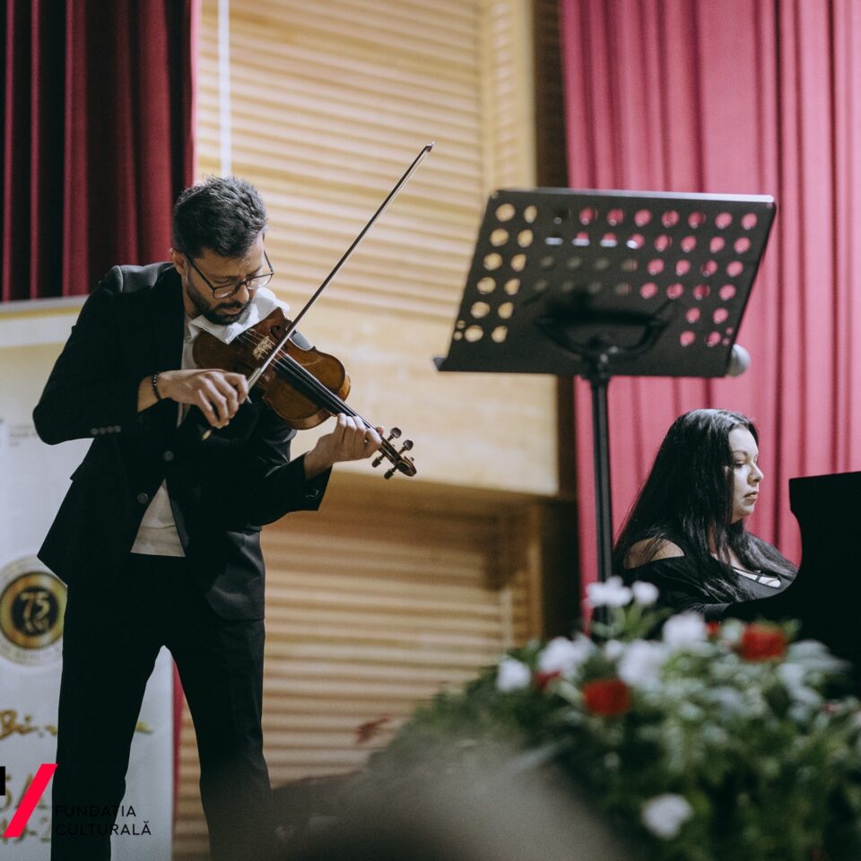 „Un Stradivarius în școli” ajunge la Liceul „Ion Luca” Vatra Dornei. Răzvan Stoica (vioara Stradivarius ex Ernst 1729) și Andreea Stoica (pian) se vor întâlni cu elevii