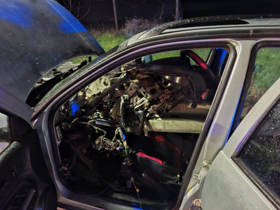 Băut și neatent, un șofer a intrat cu mașina într-un parapet metalic