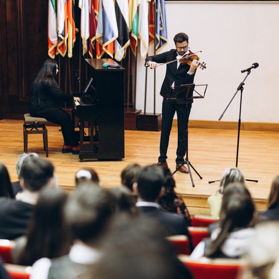 „Un Stradivarius în școli” ajunge la Liceul „Ion Luca” Vatra Dornei. Răzvan Stoica (vioara Stradivarius ex Ernst 1729) și Andreea Stoica (pian) se vor întâlni cu elevii