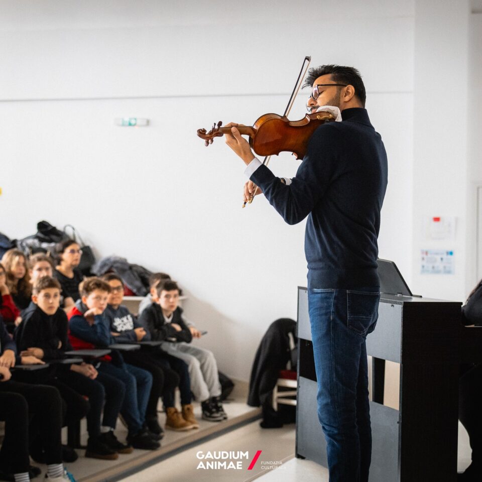 „Un Stradivarius în școli” ajunge la Liceul „Ion Luca” Vatra Dornei. Răzvan Stoica (vioara Stradivarius ex Ernst 1729) și Andreea Stoica (pian) se vor întâlni cu elevii