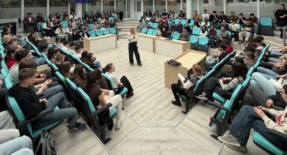 Planurile de afaceri ale 8 echipe de liceeni vor fi prezentate la semifinala județeană a „Maratonului pentru educație antreprenorială”