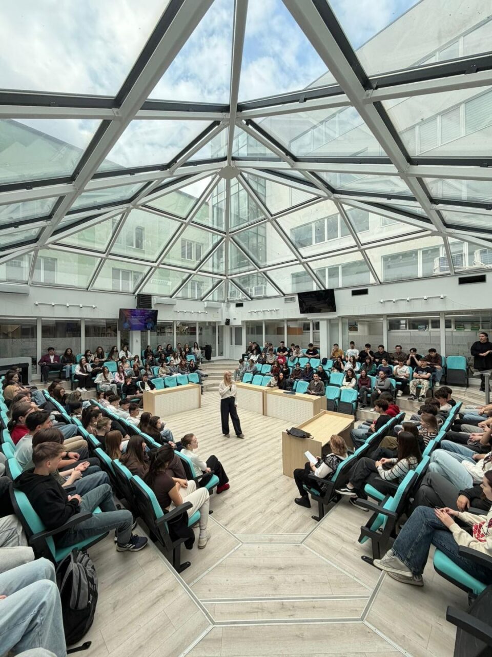 Planurile de afaceri ale 8 echipe de liceeni vor fi prezentate la semifinala județeană a „Maratonului pentru educație antreprenorială”