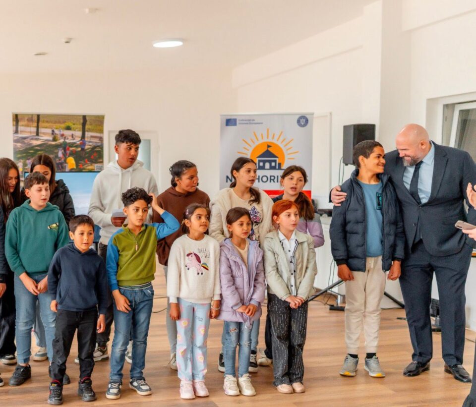 Gheorghe Ignat și câțiva dintre copiii beneficiari