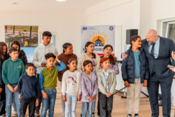 Gheorghe Ignat și câțiva dintre copiii beneficiari