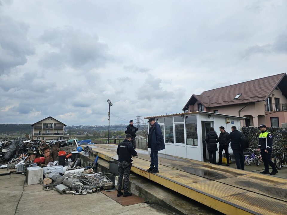 Descinderi ale polițiștilor la șapte centre de colectare a fierului vechi