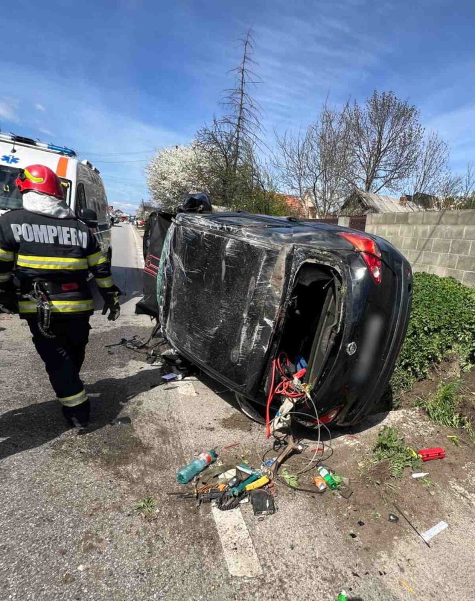 A vrut să evite impactul cu mașina din fața sa și a intrat pe contrasens în fața unui tir