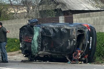 A vrut să evite impactul cu mașina din fața sa și a intrat pe contrasens în fața unui tir