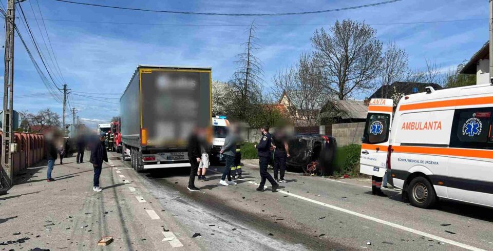 A vrut să evite impactul cu mașina din fața sa și a intrat pe contrasens în fața unui tir