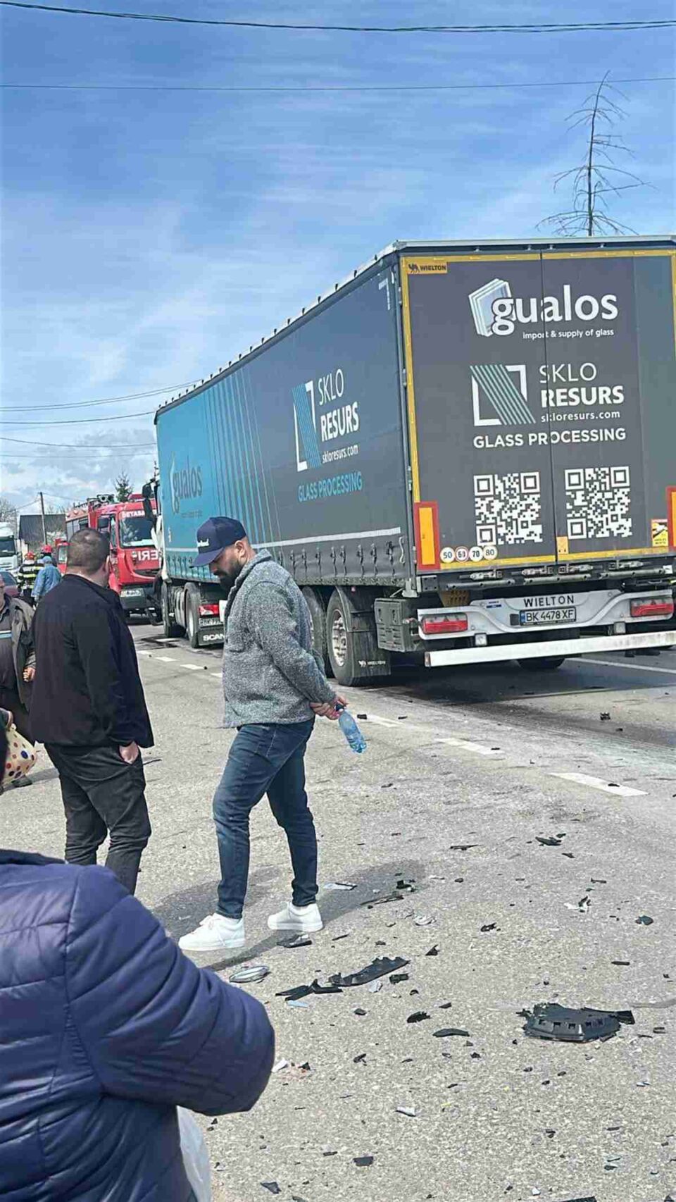 A vrut să evite impactul cu mașina din fața sa și a intrat pe contrasens în fața unui tir