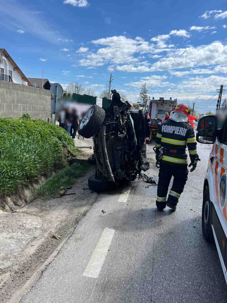 A vrut să evite impactul cu mașina din fața sa și a intrat pe contrasens în fața unui tir