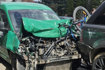 Un șofer căruia i s-a făcut rău și un biciclist au ajuns la spital după un accident în care au fost implicate trei autoturisme