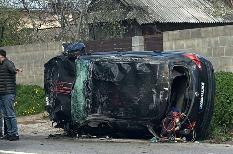 Grav accident la Cumpărătura. Sunt trei victime, iar traficul este blocat