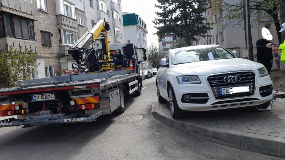 Acțiune de ridicare a mașinilor parcate pe trotuare, în cartierul Zamca