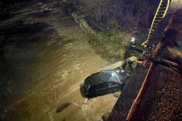 Un agent al Poliției de Frontieră a zburat cu mașina de la o înălțime de peste patru metri în albia râului Suceava