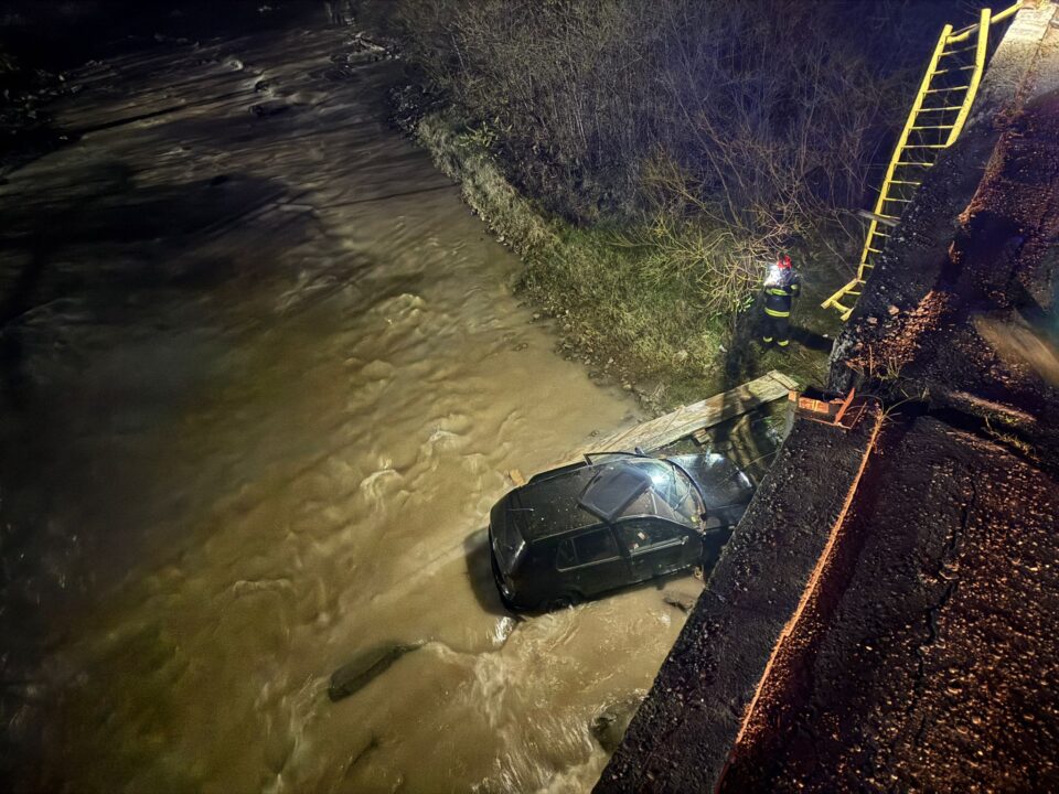 Un agent al Poliției de Frontieră a zburat cu mașina de la o înălțime de peste patru metri în albia râului Suceava