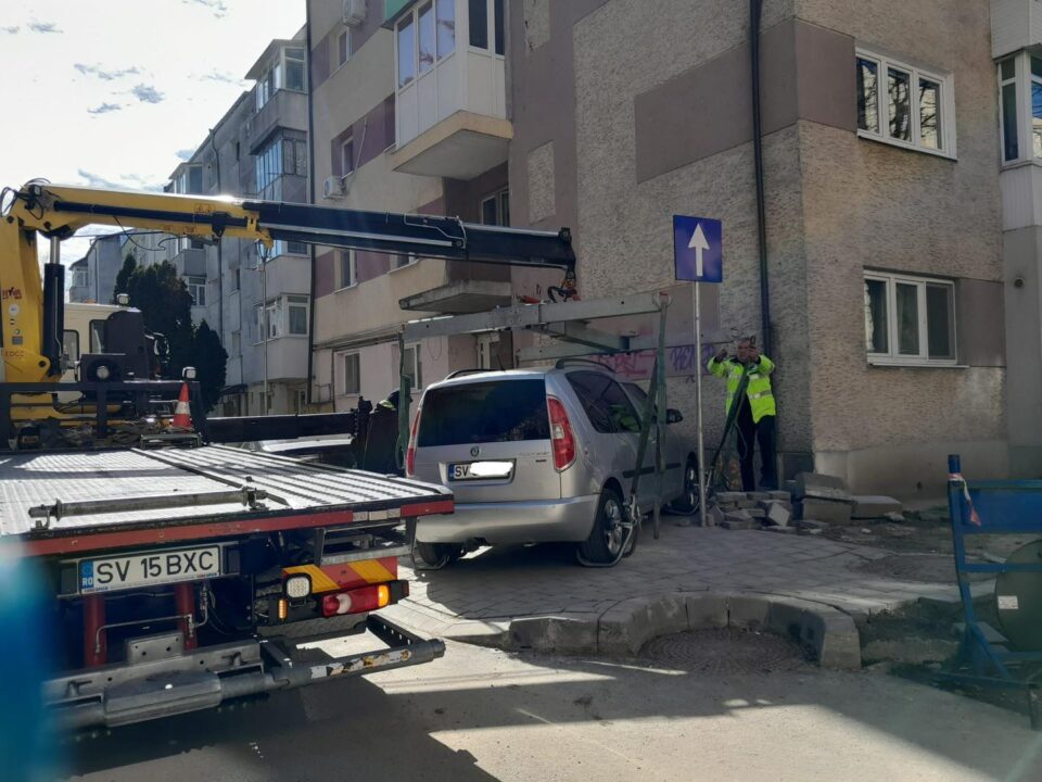 Acțiune de ridicare a mașinilor parcate pe trotuare, în cartierul Zamca