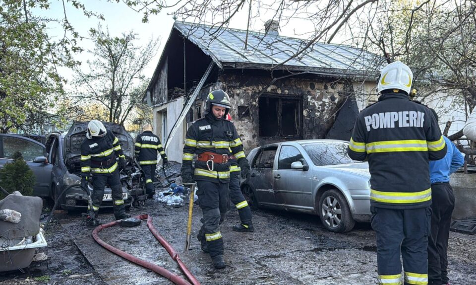 Incendiu puternic la o casă din Moara