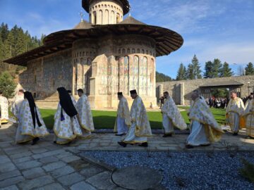 Primarul comunei Cornu Luncii, Gheorghe Fron, a primit cadou de ziua lui, la 65 de ani, decizia de pensionare