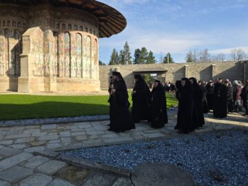 Primarul comunei Cornu Luncii, Gheorghe Fron, a primit cadou de ziua lui, la 65 de ani, decizia de pensionare