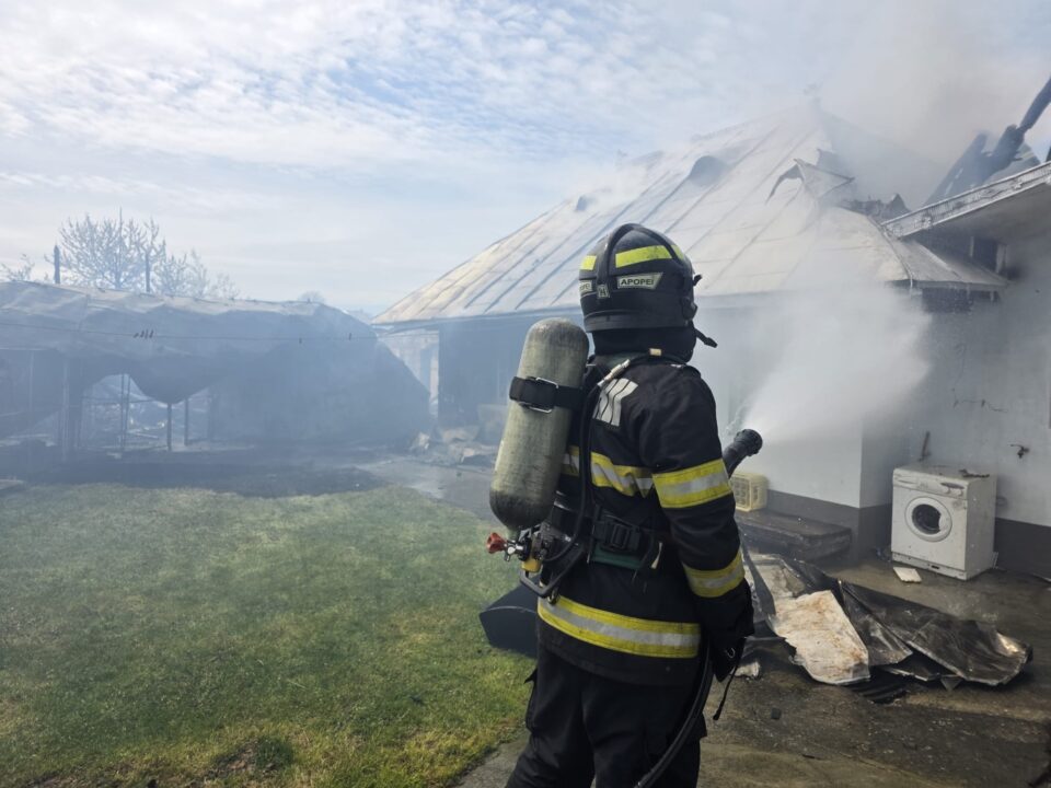 Incendiu la două gospodării din Ipotești, în condiții de vânt puternic