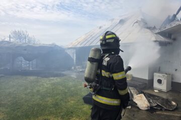 Femeie de 75 de ani, dependentă de oxigen, salvată în extremis de pompieri din casa care luase foc