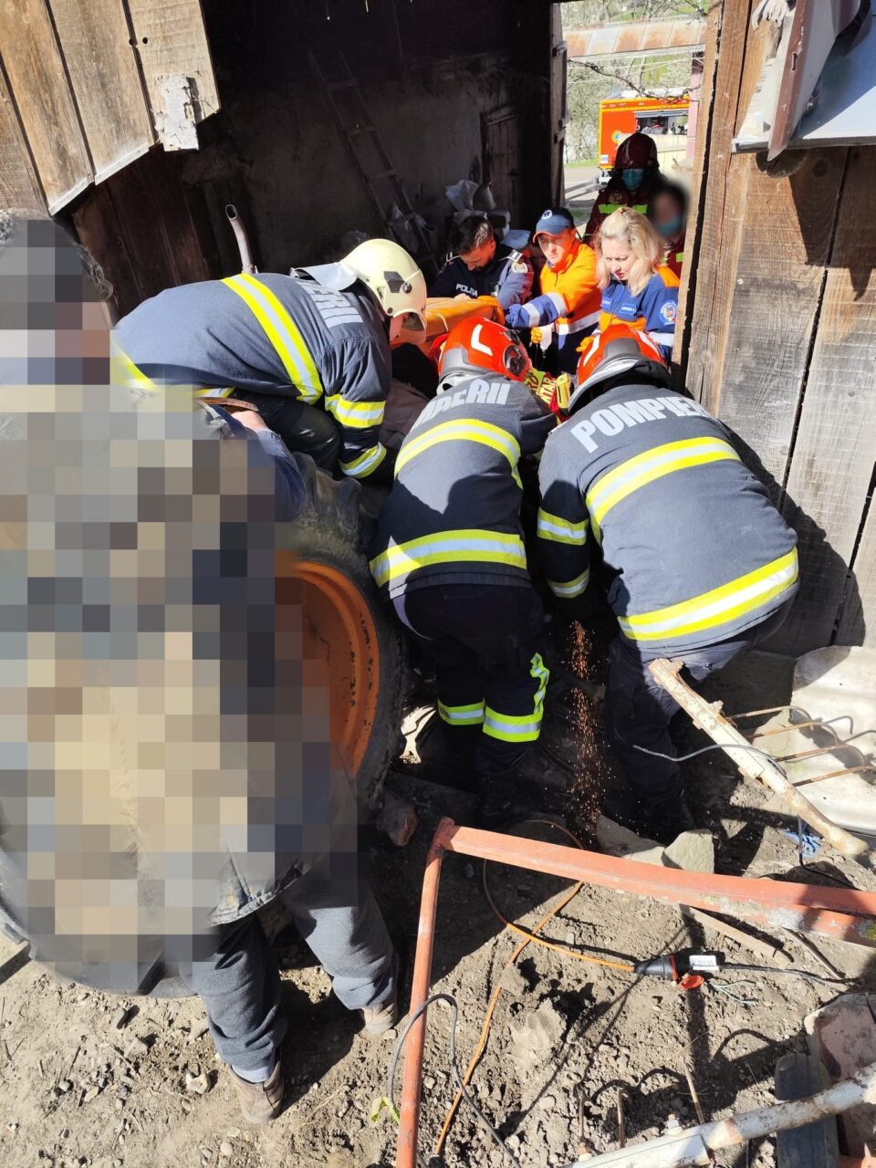 Luptă contracronometru a pompierilor pentru salvarea unui bărbat al cărui picior a rămas prins într-un utilaj agricol