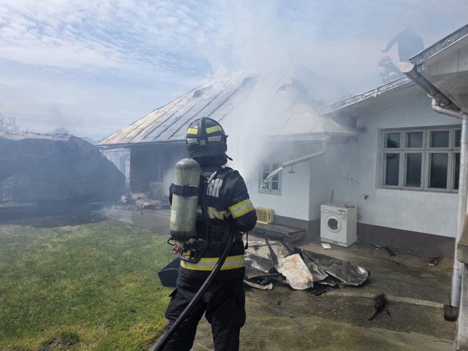 Incendiu la două gospodării din Ipotești, în condiții de vânt puternic