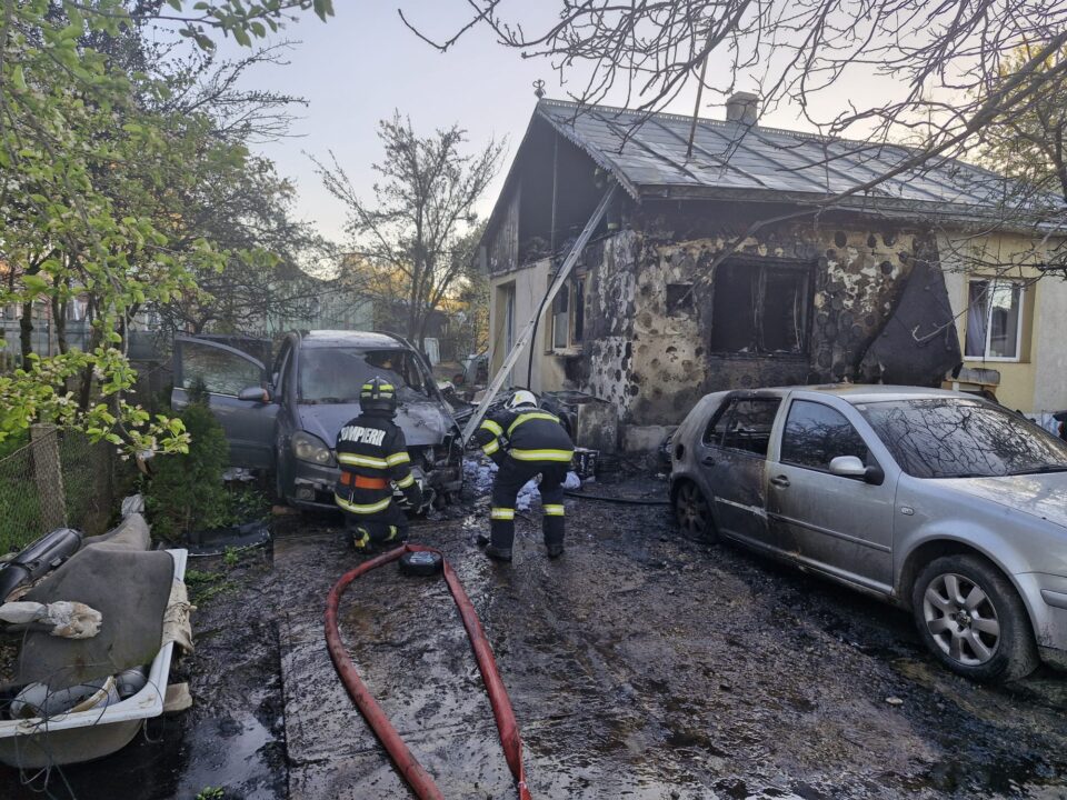 Incendiu puternic la o casă din Moara