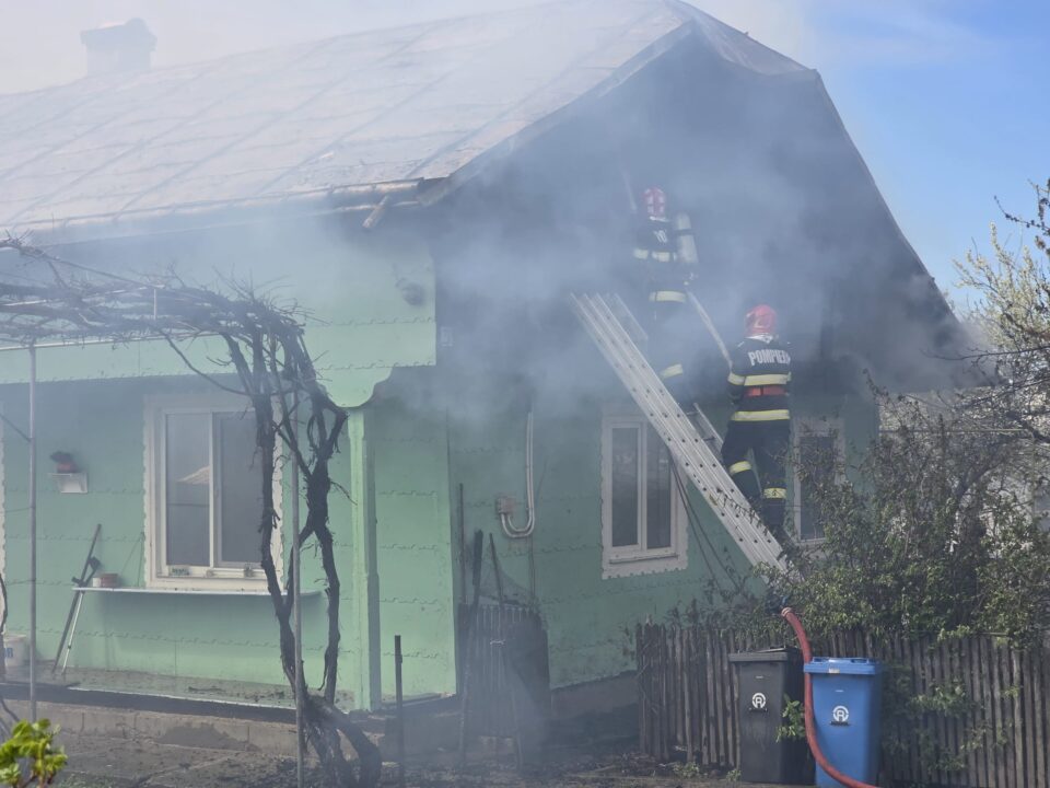 Femeie de 75 de ani, dependentă de oxigen, salvată în extremis de pompieri din casa care luase foc