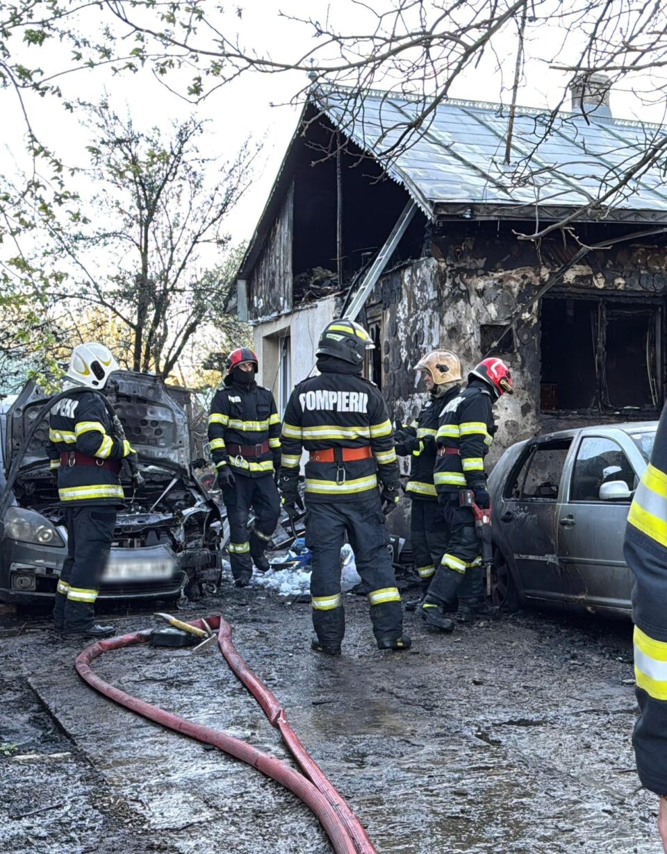 Incendiu puternic la o casă din Moara