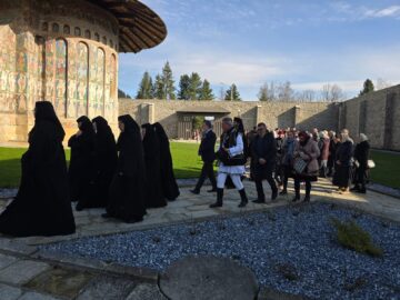 Primarul comunei Cornu Luncii, Gheorghe Fron, a primit cadou de ziua lui, la 65 de ani, decizia de pensionare