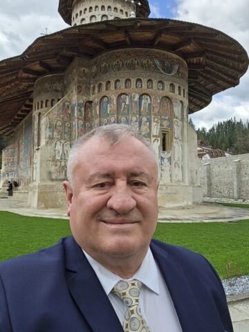 Primarul comunei Cornu Luncii, Gheorghe Fron, a primit cadou de ziua lui, la 65 de ani, decizia de pensionare