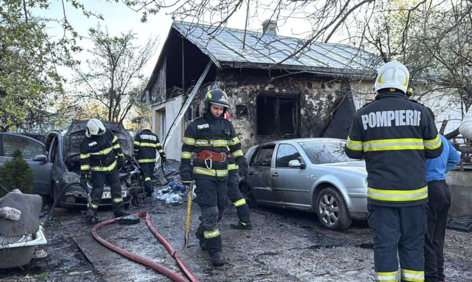 Două fete minore au văzut direct cum casa le-a luat foc în timp ce se aflau singure în imobil