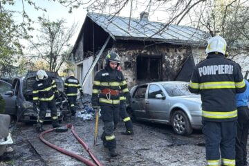 Două fete minore au văzut direct cum casa le-a luat foc în timp ce se aflau singure în imobil