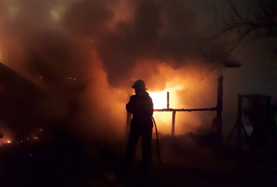 Un individ care a incendiat mai multe anexe de la Cantonul Silvic Varvata, arestat pentru că a refuzat să se prezinte la instanță