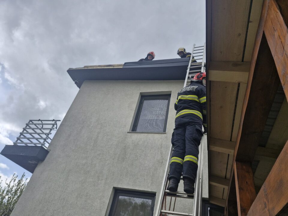 Zeci de intervenții ale pompierilor pentru a îndepărta problemele generate de vântul puternic