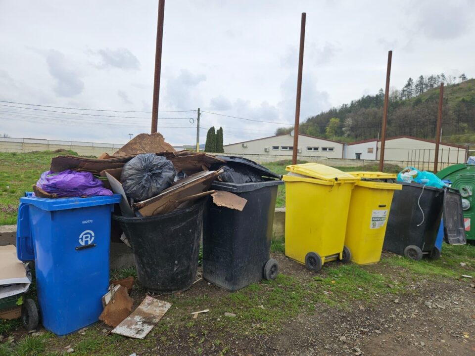 Operatorul de salubrizare Ritmic Com nu va mai ridica pubelele care conțin deșeuri separate necorespunzator