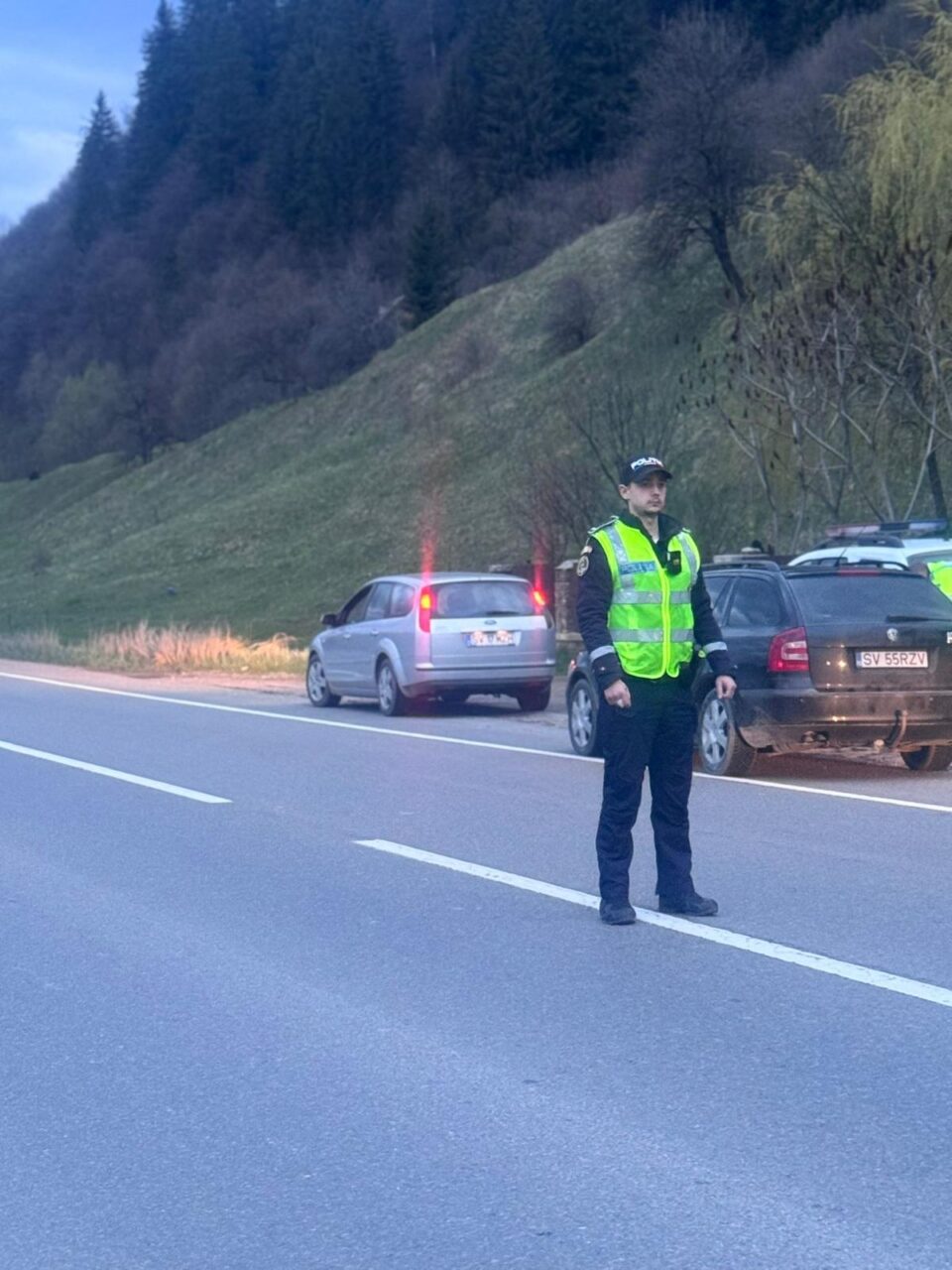 Zeci de elevi, prinși de polițiști în timp ce chiuleau de la ore