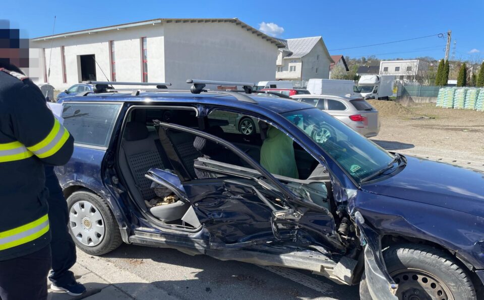 Doi adulți și un minor au ajuns la spital în urma unui accident rutier