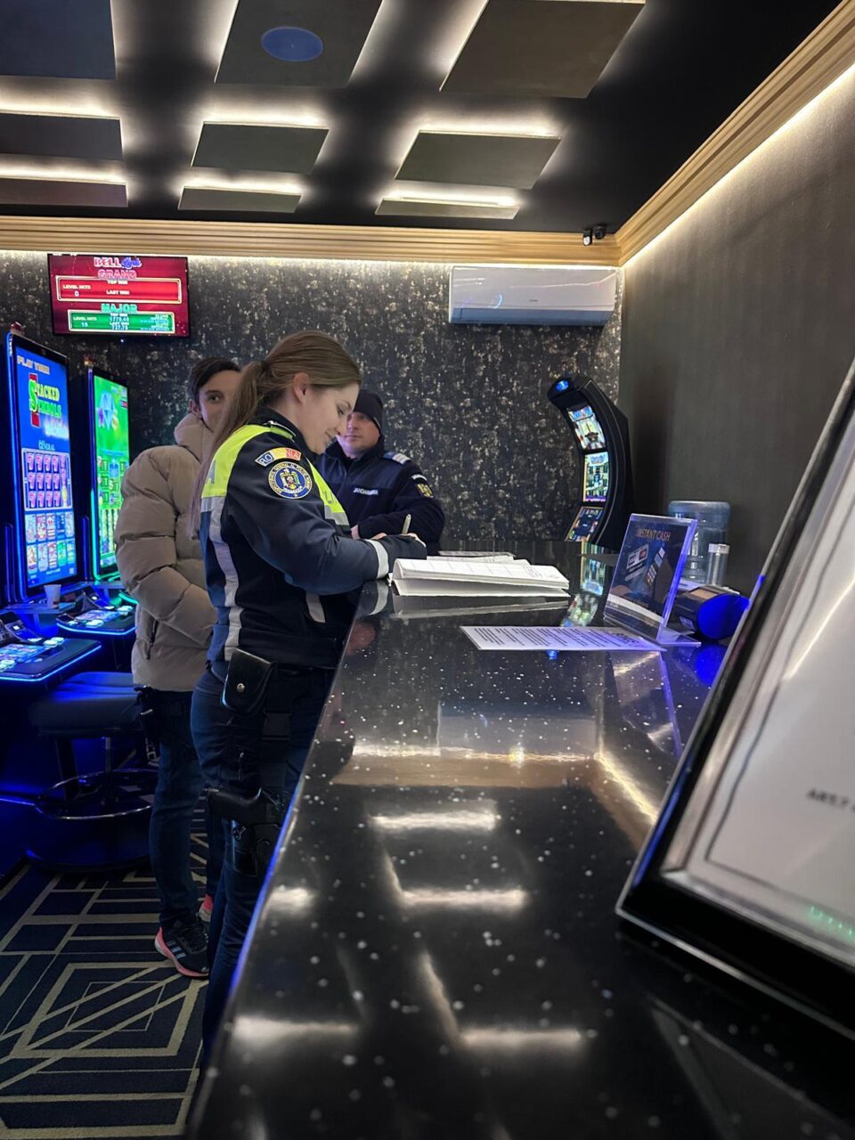 Zeci de elevi, prinși de polițiști în timp ce chiuleau de la ore