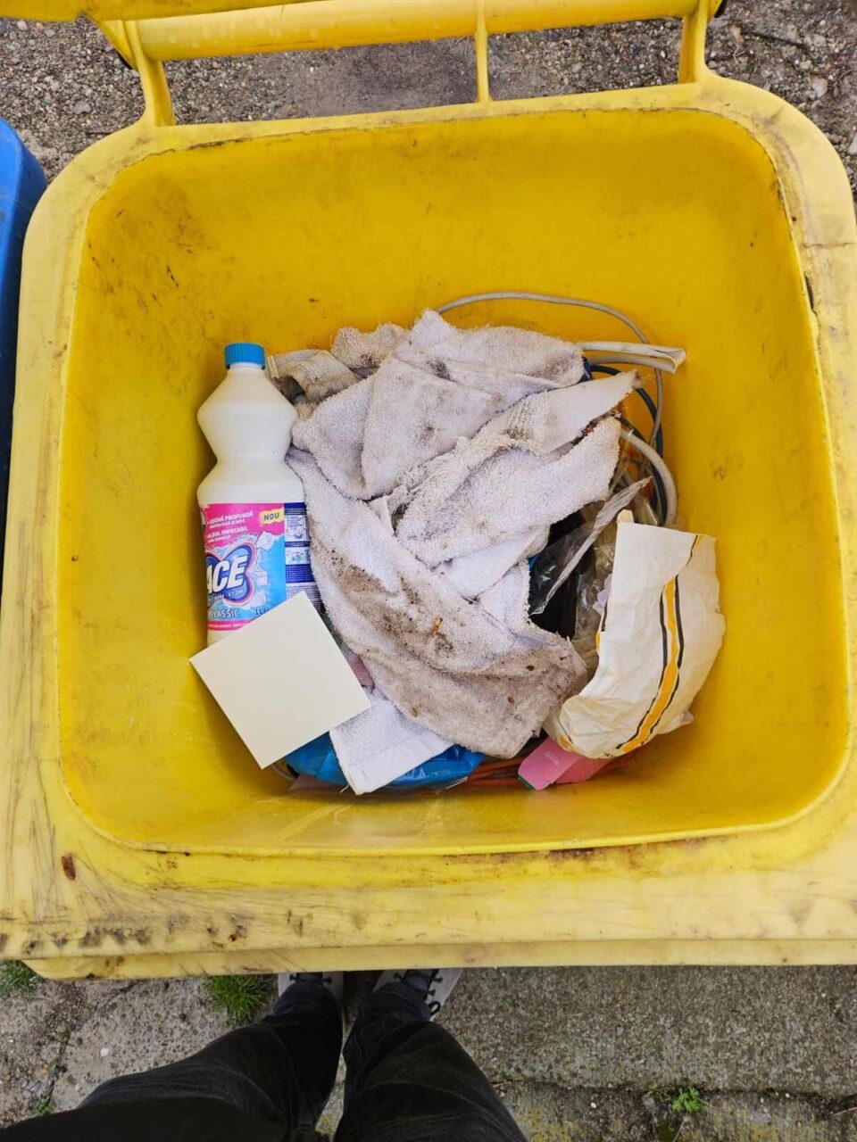 Pubelele pentru reciclabile sunt folosite pentru toate felurile de deșeuri