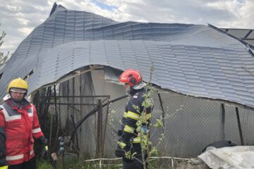 Zeci de intervenții ale pompierilor pentru a îndepărta problemele generate de vântul puternic