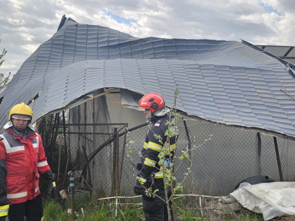 Zeci de intervenții ale pompierilor pentru a îndepărta problemele generate de vântul puternic