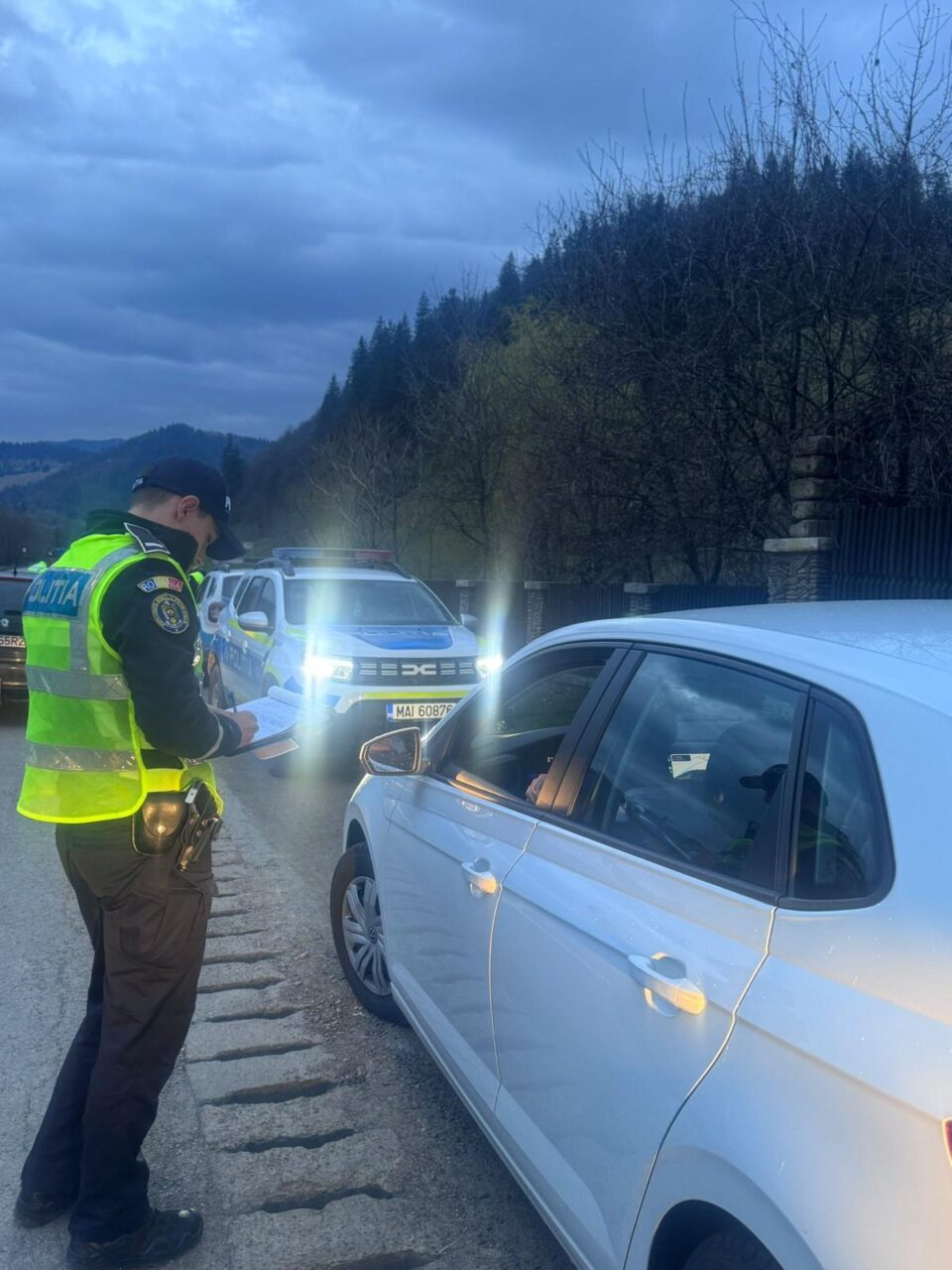 Zeci de elevi, prinși de polițiști în timp ce chiuleau de la ore