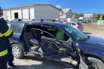 A vrut să întoarcă mașina fără a se asigura și a provocat un accident cu trei victime, printre care și un copil de doar un an