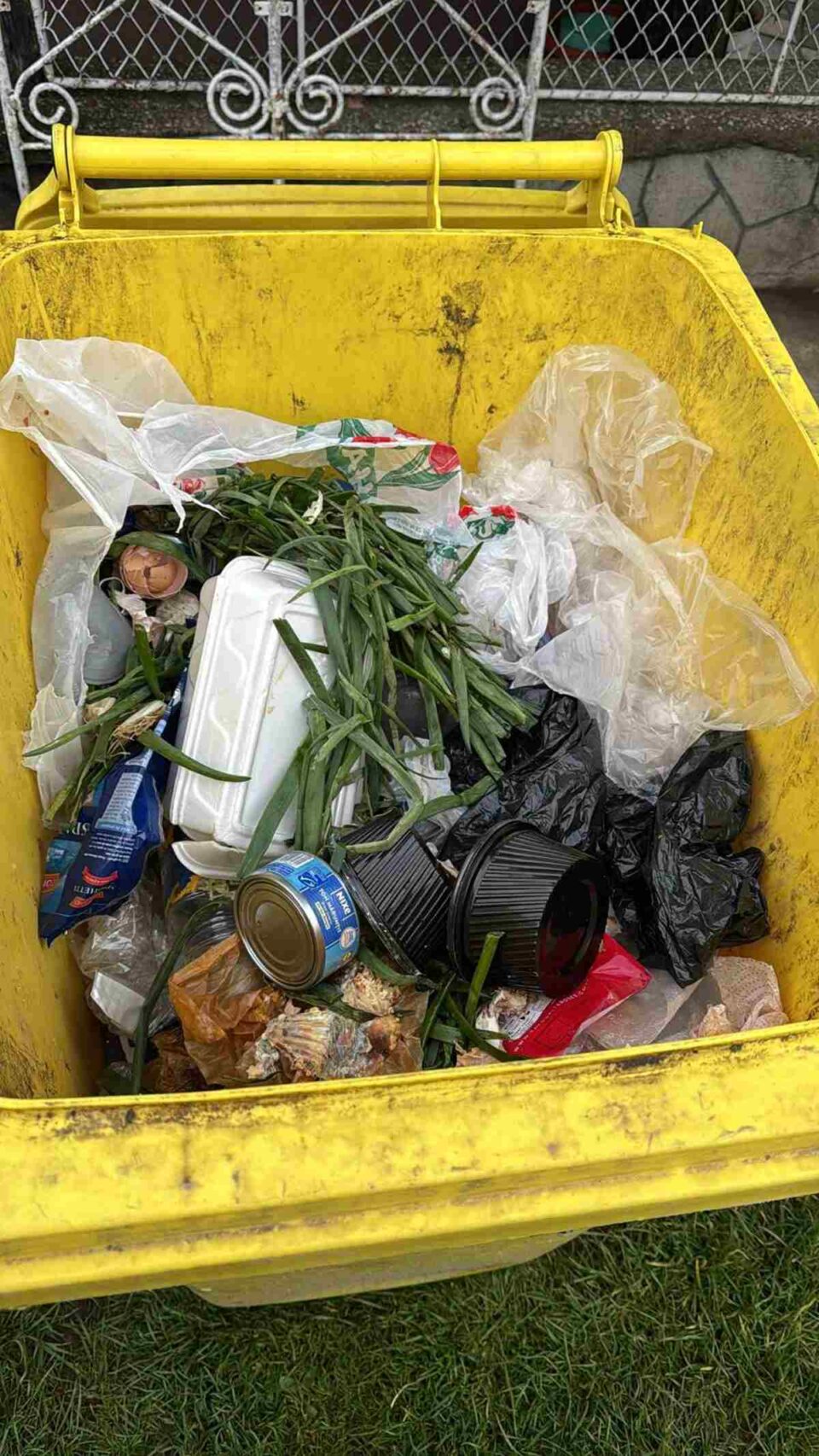 Pubelele pentru reciclabile sunt folosite pentru toate felurile de deșeuri